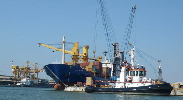 Una nave portacontainer nel porto di Trieste
