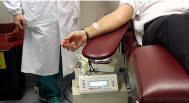Al padre serve una trasfusione ma le figlie si oppongono: «Niente sangue da persone vaccinate»