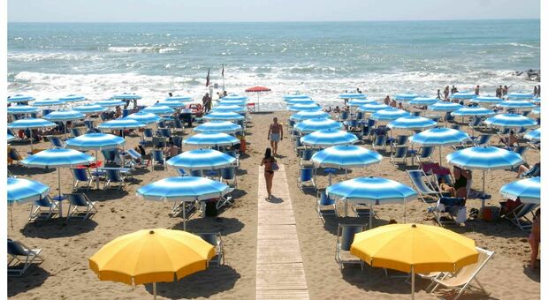 Estate 2023, la spiaggia diventa un lusso. La più cara è in Puglia: più di mille euro al giorno, battuto anche Briatore
