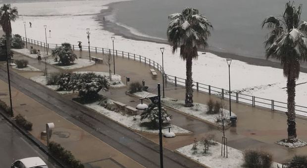 Neve sulla spiaggia e scuole chiuse a Castellammare