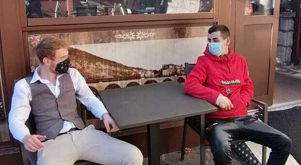 Giovani con la mascherina a Roccaraso Castel di Sangro, contagi in aumento: positivi due coniugi e un papà con il figlio di 10 anni
