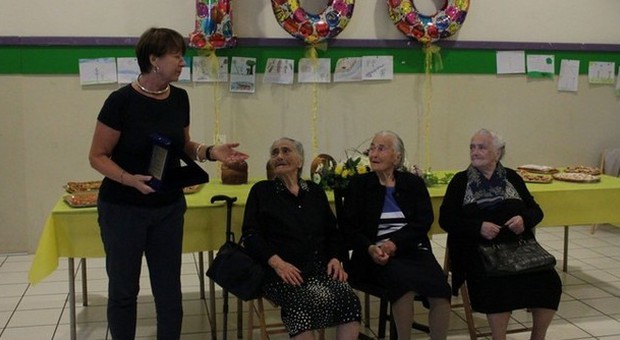 Festa per i 100 anni di nonna Elvira Tre sorelle vicine alla soglia dei 300