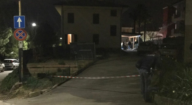 Anziana uccisa a coltellate a Fermo, marito in ospedale in stato di choc: piantonato dalla polizia