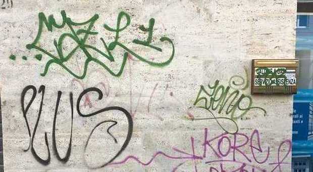 Ascoli, nella notte nuovo raid vandalico a Porta Maggiore ​degli imbrattatori