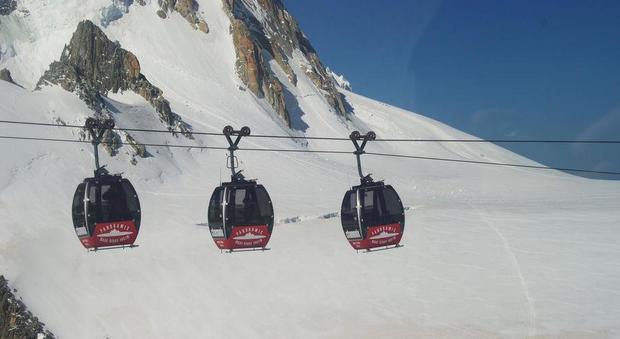 Monte Bianco, cento persone bloccate a 3mila metri: funivia rotta