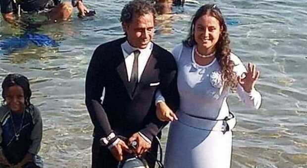 Proposta di matrimonio subacquea in Egitto: le mute sono eleganti come abiti da sera