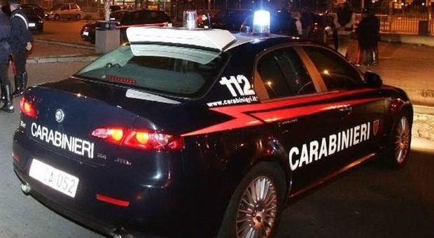 Romeni ubriachi aggrediscono i carabinieri con coltelli da macellaio: arrestati in casa