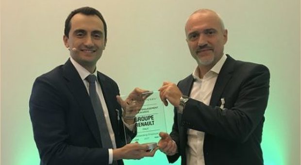 A destra Armando Maggio, direttore Risorse Umane del gruppo Renault in Italia mentre ritira il premio