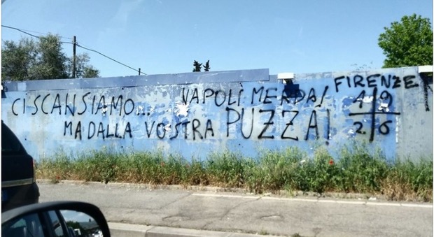 Napoli, vergogna murales a Firenze: «Ci scansiamo dalla vostra puzza»