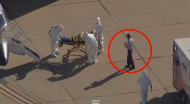 Ebola, giallo a Dallas: chi è l'uomo vicino all'infermiera?