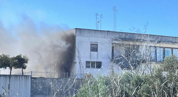 Incendio in un deposito nell'area artigianale
