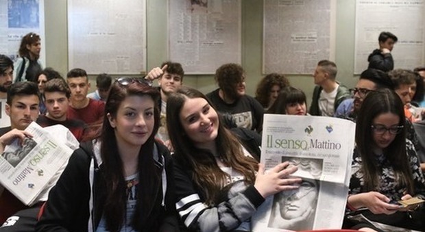 Gli studenti dell'istituto Nitti di Portici in visita al Mattino | Fotogallery