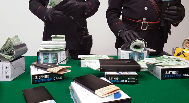 Napoli, «spacciatore» di banconote false arrestato dopo inseguimento