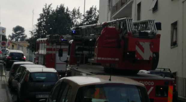 Ancona, rischia di morire nel rogo in casa Salvata da vigili del fuoco e Croce Gialla