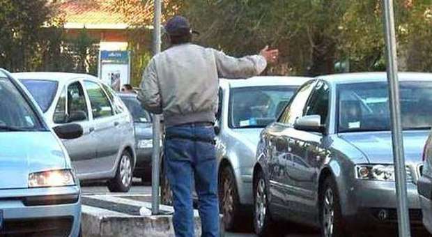 "Qui la sosta si paga": parcheggiatori abusivi picchiano poliziotti in borghese