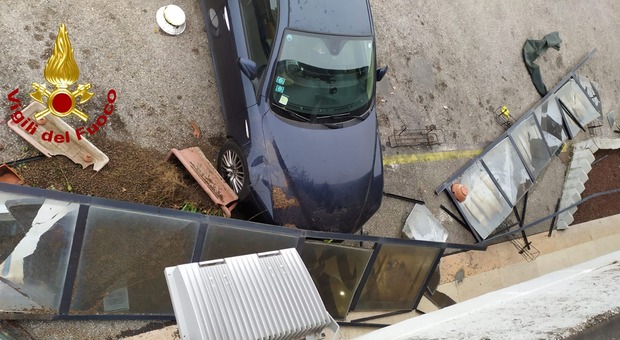 Ringhiera crolla su auto parcheggiata a Lonigo