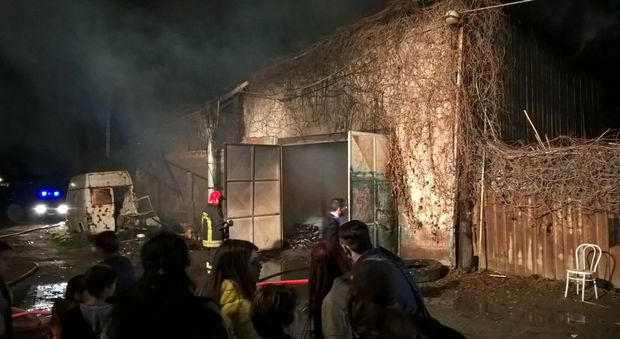 Ostia, il teatro Fara Nume ancora colpito da un rogo doloso: incendiato il magazzino