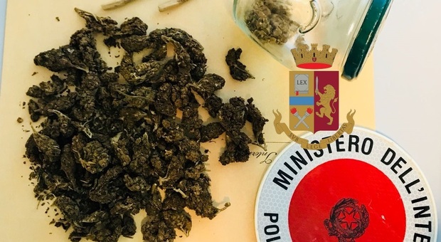 Capri, sotto il letto un busta con la marijuana: arrestato