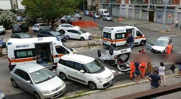 Latina, carambola d'auto in via Pontinia: nell'incidente un veicolo si ribalta