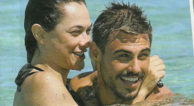 Francesco Monte e la fidanzata Isabella De Candia in vacanza a Formentera (Chi)