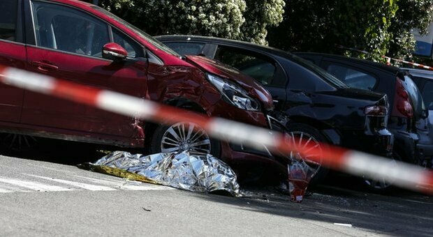 Roma, incidente tra auto e scooter sulla via Salaria: morta una donna di 36 anni. Strada chiusa al traffico