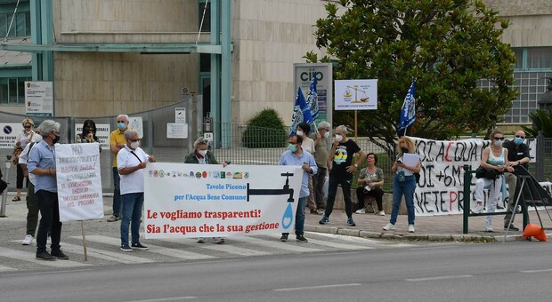 La manifestazione di protesta davanti alla sede del Ciip