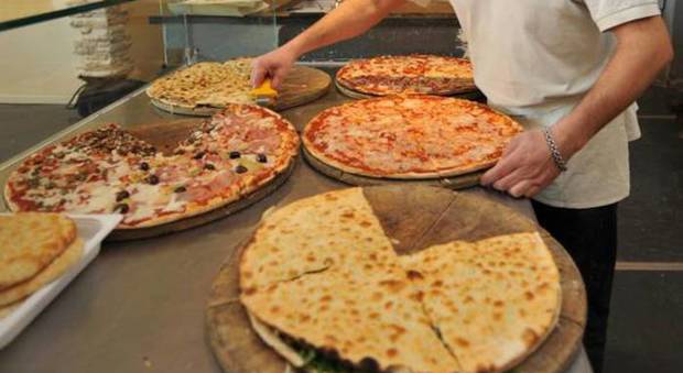 Controlli in pizzeria, gli ispettori offesi e circondati dagli avventori