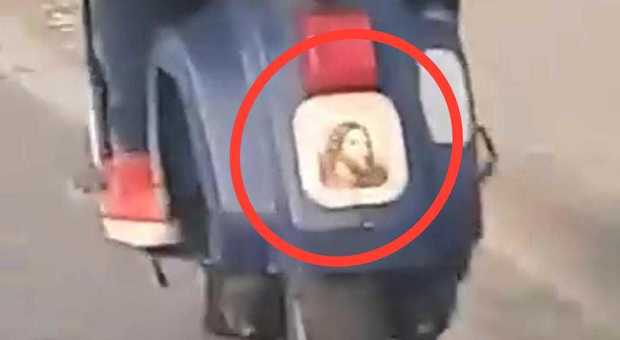 Napoli, l'ultima assurdità: in Vespa col volto di Gesù al posto della targa
