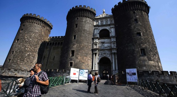 Napoli, il Comune: matrimoni civili all'aperto e piattaforme di legno sulle scogliere