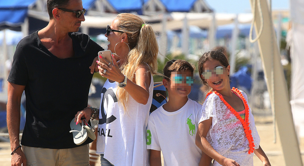 Federica Panicucci, Marco Bacini e i figli Sofia e Mattia al Twiga beach club di Marina di Pietrasanta