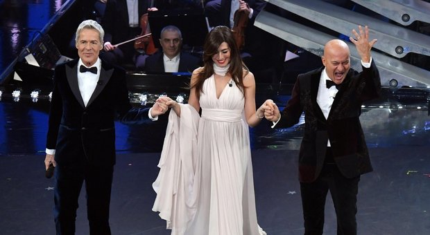 Sanremo 2019, Claudio Baglioni e l'inizio con la frecciatina: «Abbiamo un quasi extracomunitario sul palco»