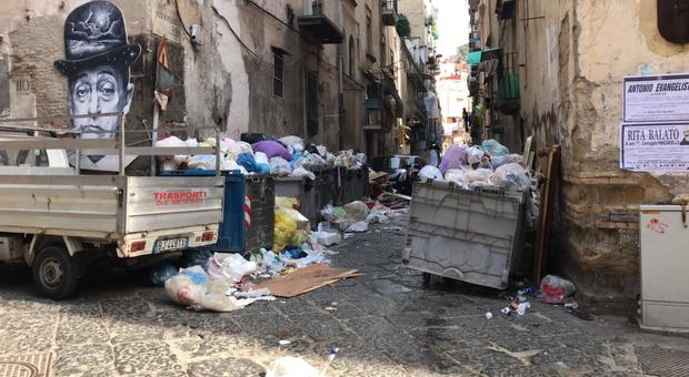 Coronavirus a Napoli, la Sanità sommersa dai rifiuti non raccolti