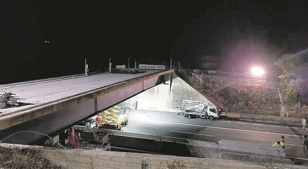 Lavori sull'autostrada A14: il cavalcavia lesionato dal camion sarà abbattuto in una notte