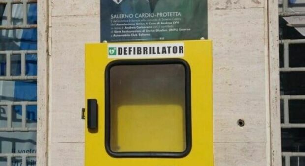 Rubato defibrillatore al Corso: «Un gesto imprecabile»
