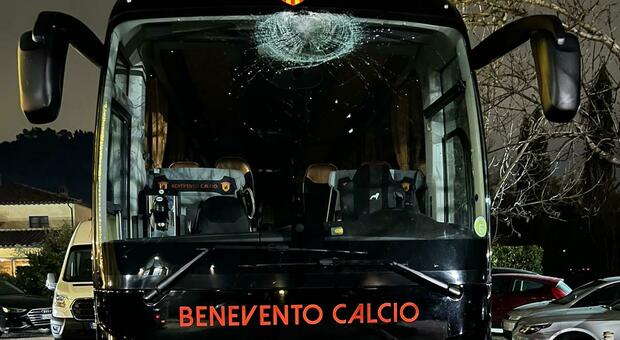 Il bus del Benevento calcio danneggiato