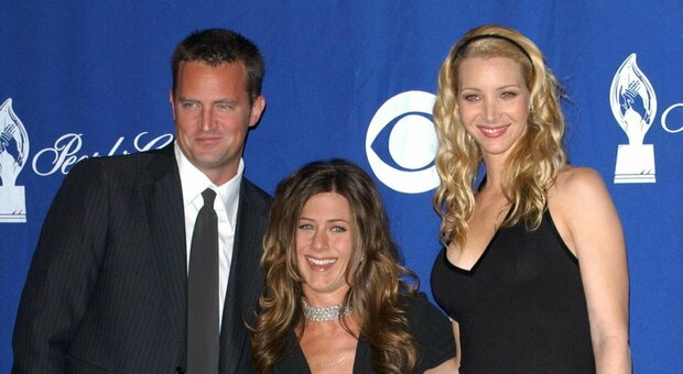 Matthew Perry, Lisa Kudrow (Phoebe di Friends) e il dolore del cast: «Siamo devastati. Era il momento migliore della sua vita. Forse la sua morte provocata da farmaci»