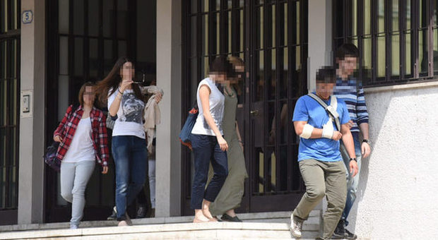 Gli studenti all'uscita della questura di Padova dopo l'interrogatorio
