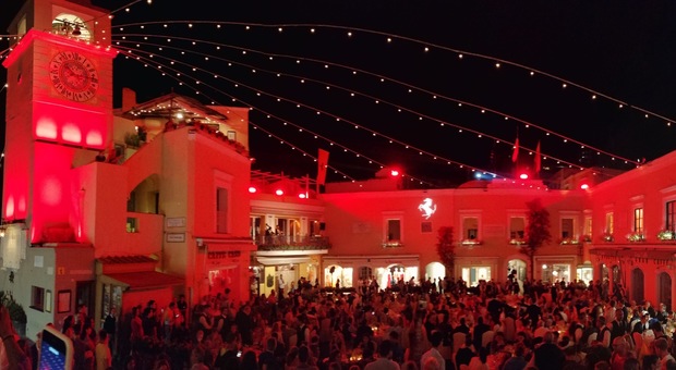 Una notte con la Ferrari: la Piazzetta di Capri si tinge di rosso