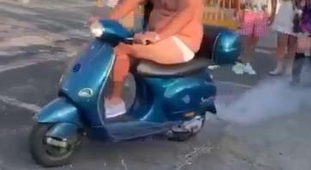 Lo scooter della scommessa di Balotelli ritrovato in strada a Napoli