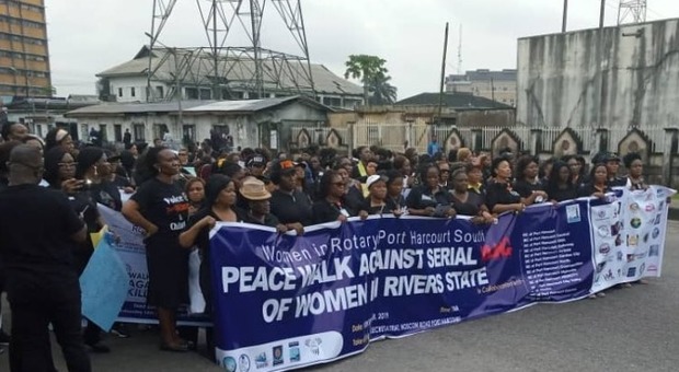 Nigeria, continua #ProtectPhGirls. Il movimento contro i femminicidi negli alberghi porta in strada centinaia di donne