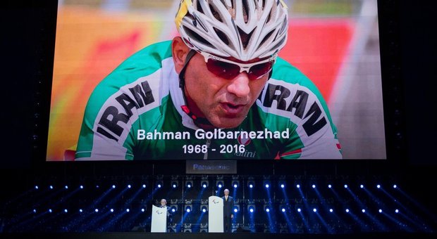 L'Iran vince l'oro nel volley seduti e dedica la medaglia al ciclista morto