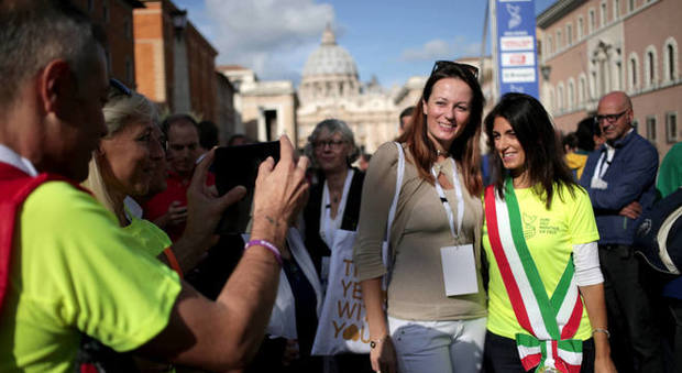 Roma, la sindaca Raggi fischiata alla partenza della Maratona