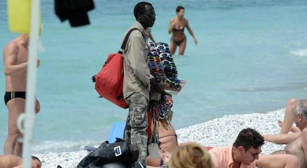 Multe agli italiani che acquisteranno dai venditori ambulanti in spiaggia, e attenzione ad accettare massaggi o tatuaggi