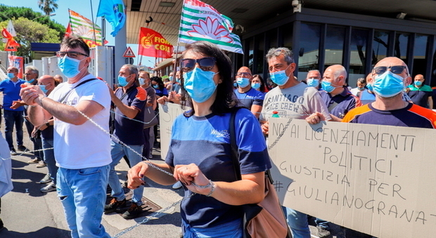 Whirpool Napoli, operai in catene in via Argine: «Siamo ancora senza risposte»