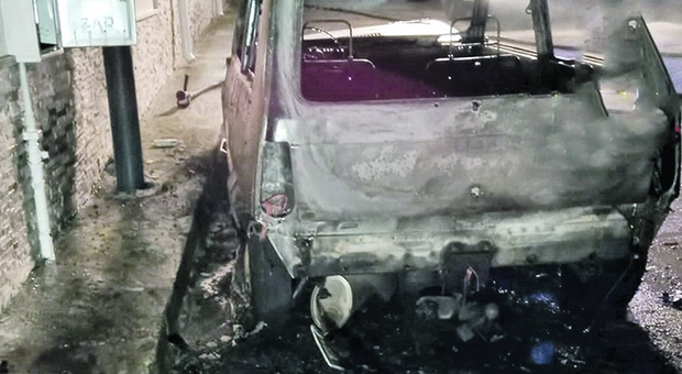 Auto in fiamme nel Salento, un attentato al giorno. Si teme l’ombra del racket