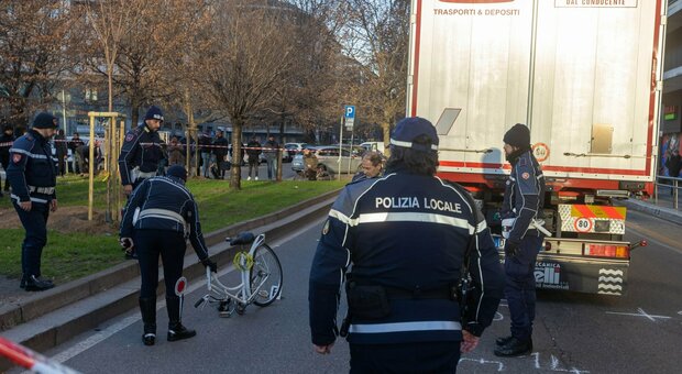Milano, ciclista di 38 anni travolta e uccisa da un tir in piazzale Loreto