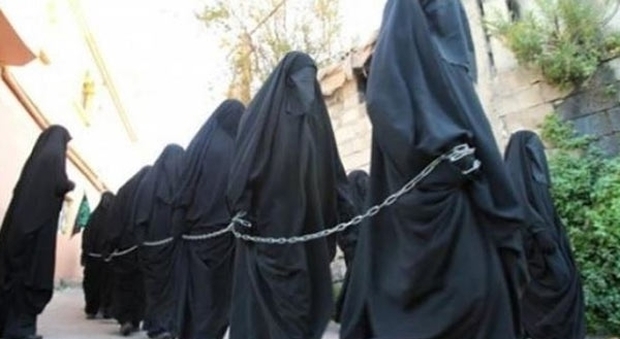 Isis, i jihadisti uccidono 250 donne a Mosul: si erano rifiutate di diventare schiave sessuali