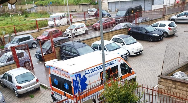 Ambulanza in via Pasolini, all'ingresso del palazzo della donna deceduta