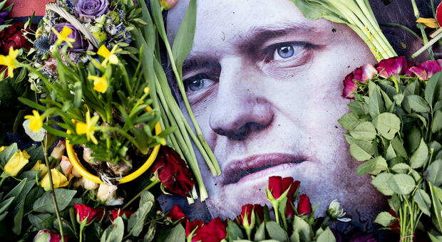 Navalny, il mistero del cadavere: «Non fanno vedere il corpo alla madre». Morto prima di uno scambio tra prigionieri? In Russia arresti di massa per chi protesta