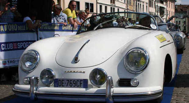 Una delle bellezze Porsche che hanno dato spettacolo sulle Dolomiti